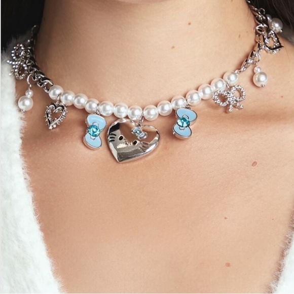 🎀 🎄Hello Kitty Heart Charm Necklace - Picture 1 of 3